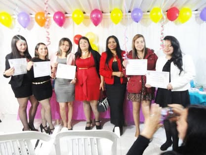 Estudiantes graduadas de la Fundación HDEA